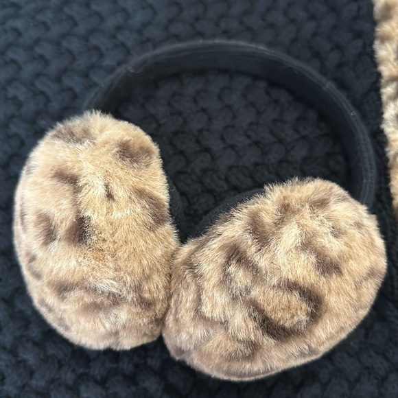 Knit poncho with matching ear muffs - Picture 2 of 7